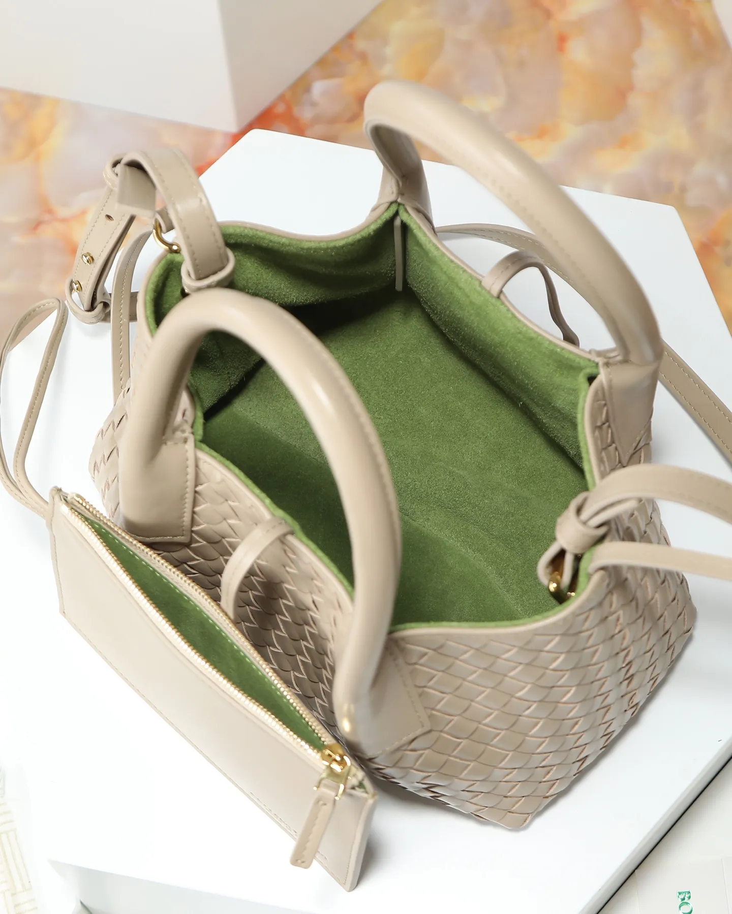 1000. BOTTEGA VENETA's 2025 new product pinacoteca has super soft leather, and the weaving function, practicality and relaxed fashion sense have not been lost ❤️‍🔥Amway is a must-have bag for sisters when going out. The size also accurately meets the commuting needs of urban beauties, and it can fit everything! ! ! 🔥The capacity should not be underestimated~ It doesn’t pick the person, the occasion, or the occasion. With its majestic curved outline, exquisite woven texture, delicate edges and rounded handles, this woven vegetable basket bag truly achieves the goal of “dressing up and being fashionable without getting in the way”~ Are you interested in Jimei? Style number: 819004 Size: 24*15*12cm